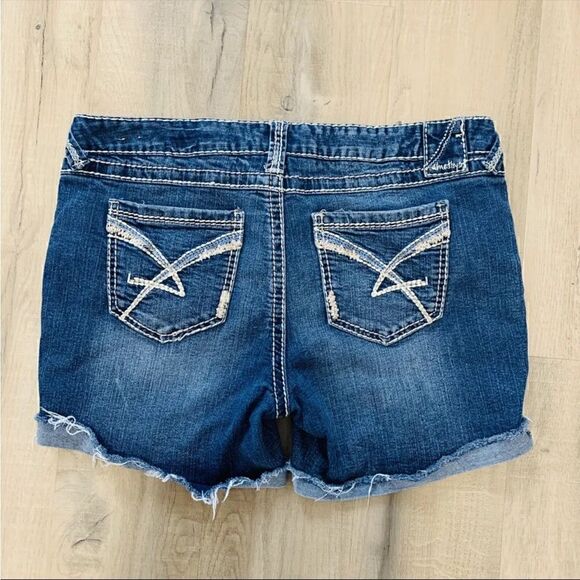 Amethyst Youth Girls Size 13 Jeans Shorts Blue Denim Low Rise Cut Offs - Picture 2 of 7